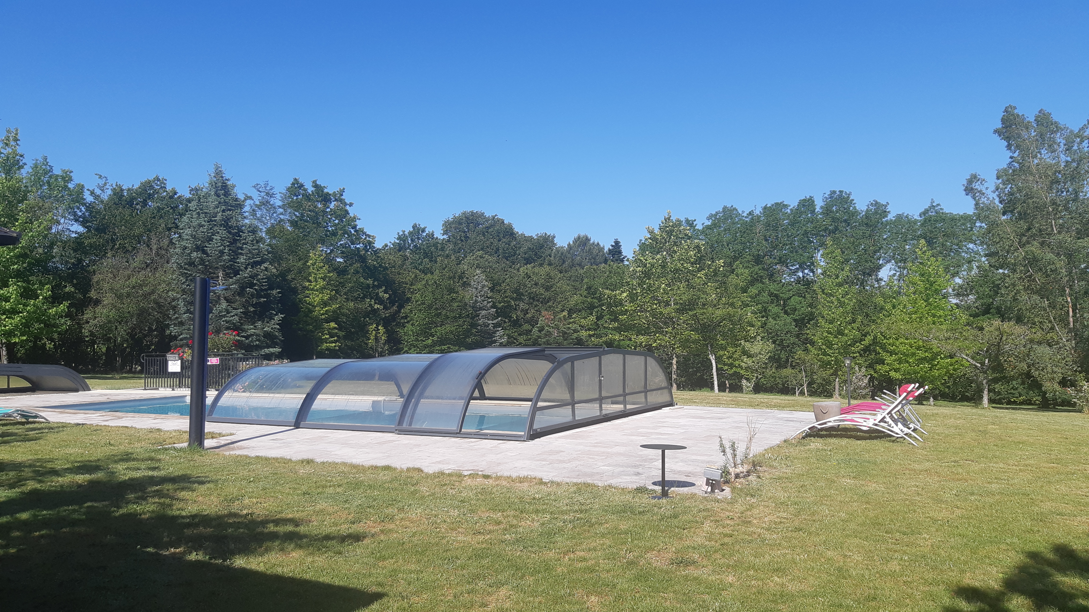 Piscine chauffée couverte des Gîtes Cambalu