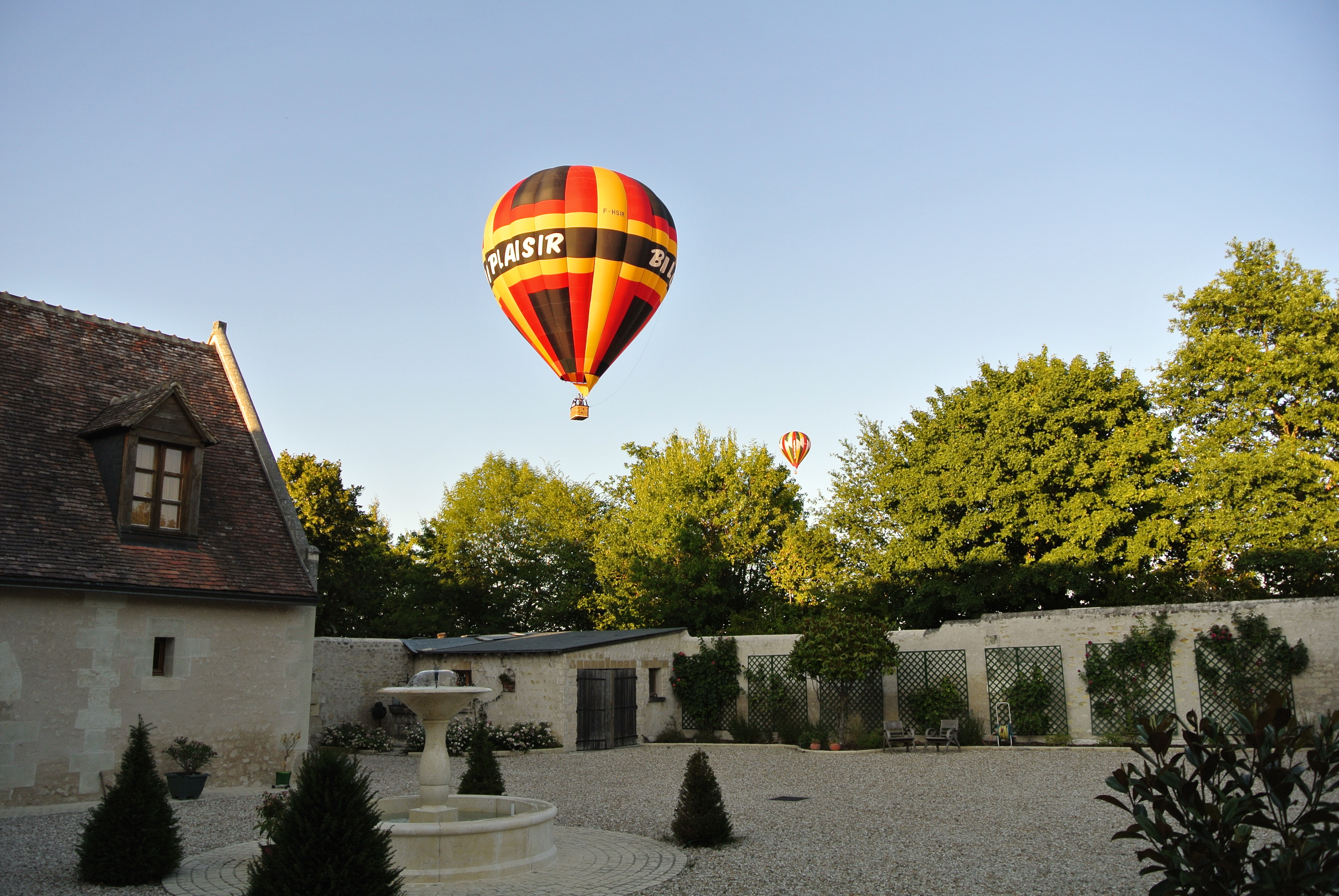 Cour des Gîtes Cambalu avec montgolfières