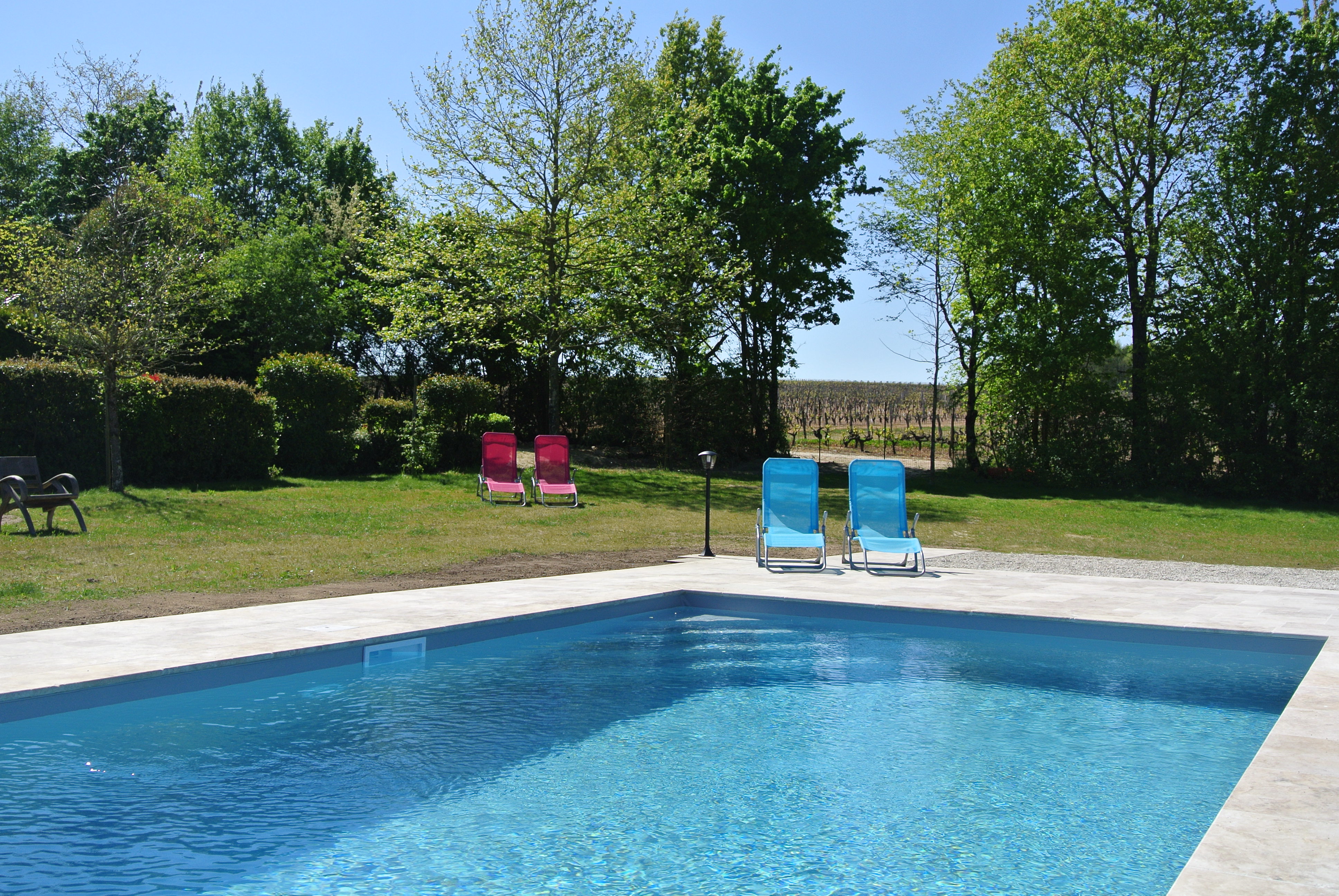 Piscine extérieure des Gîtes Cambalu avec vue sur les vignes