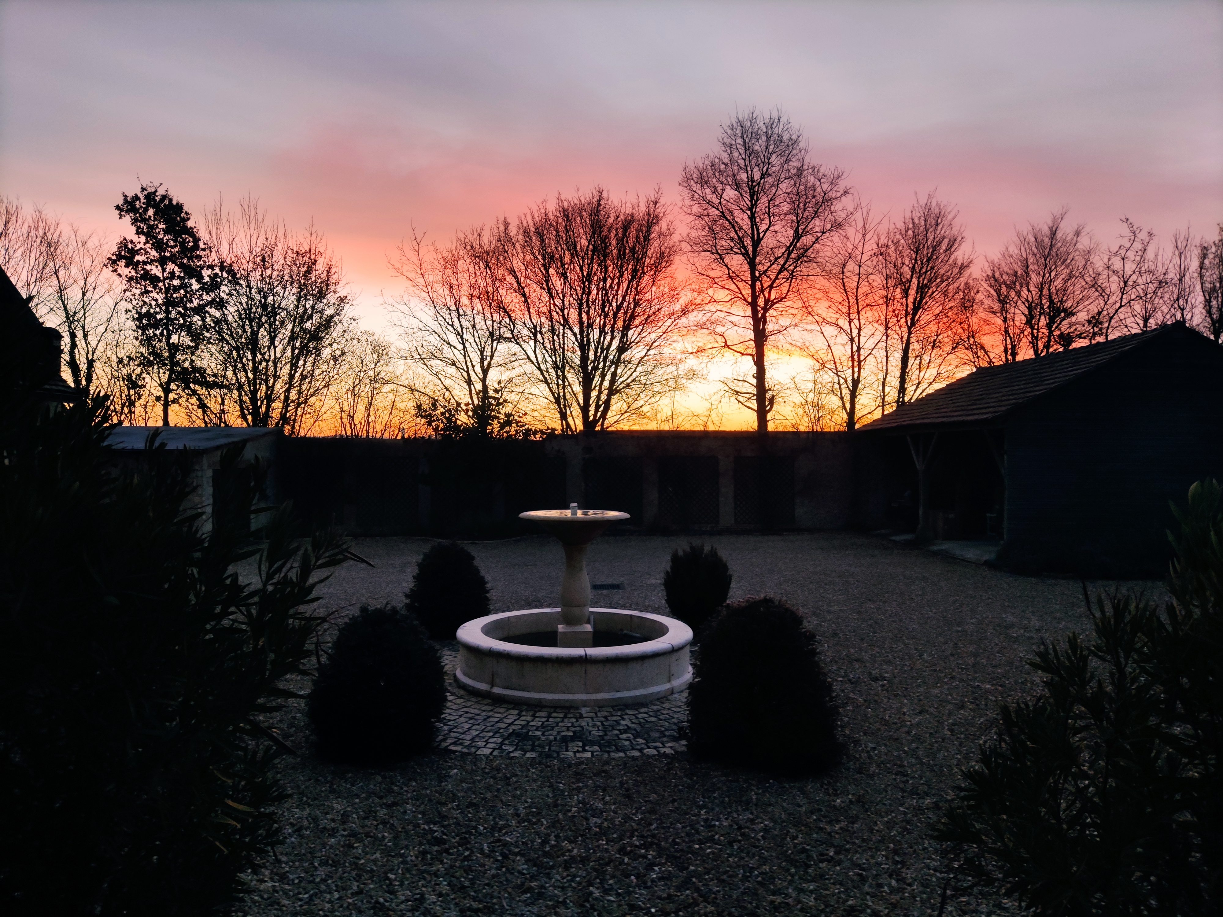 Cour des Gîtes Cambalu au coucher du soleil